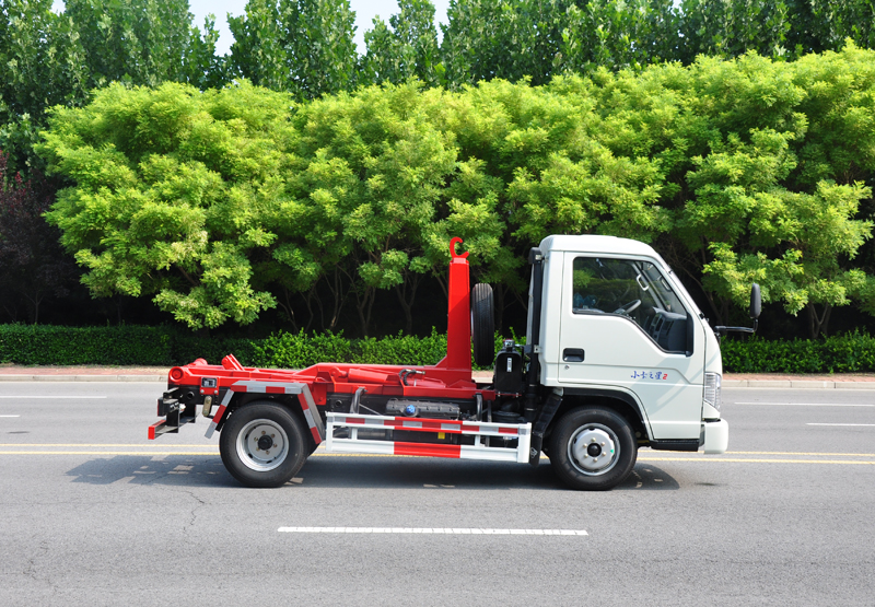 环卫车勾臂式垃圾运输车